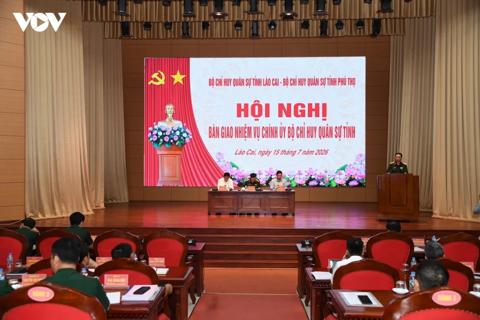Bàn giao nhiệm vụ Chính ủy Bộ CHQS tỉnh Lào Cai Bàn giao nhiệm vụ Chính ủy Bộ CHQS tỉnh Lào Cai