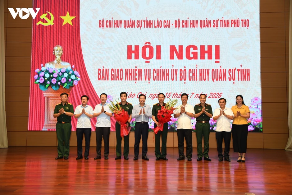 Bàn giao nhiệm vụ Chính ủy Bộ CHQS tỉnh Lào Cai Bàn giao nhiệm vụ Chính ủy Bộ CHQS tỉnh Lào Cai