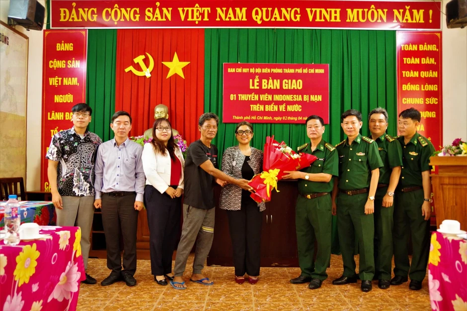 Bàn giao thuyền viên Indonesia bị nạn trên biển cho cơ quan ngoại giao Bàn giao thuyền viên Indonesia bị nạn trên biển cho cơ quan ngoại giao