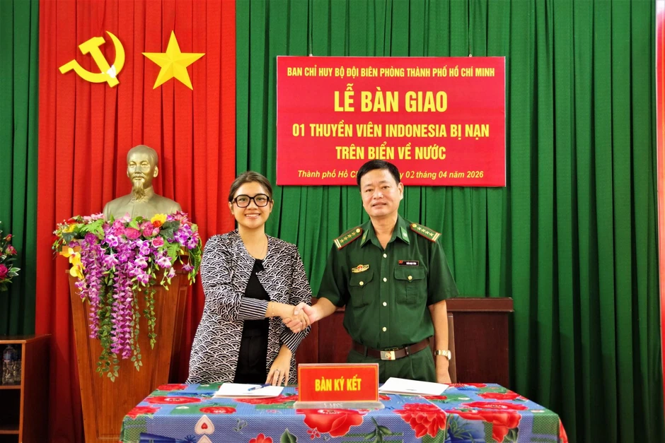 Bàn giao thuyền viên Indonesia bị nạn trên biển cho cơ quan ngoại giao Bàn giao thuyền viên Indonesia bị nạn trên biển cho cơ quan ngoại giao