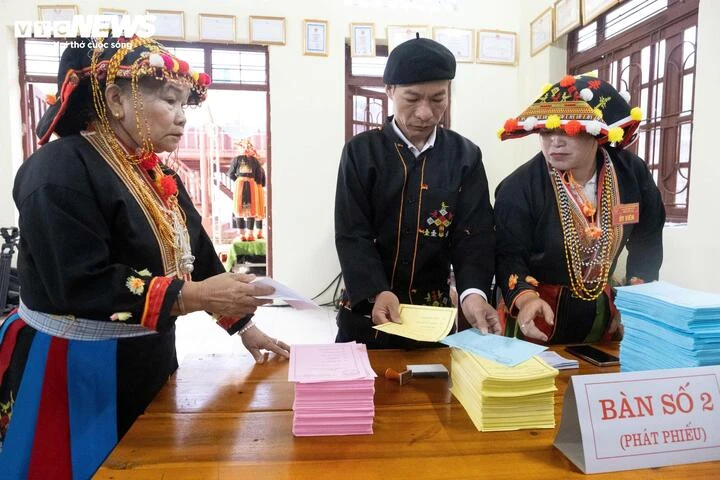 Bản làng Tây Yên Tử rộn ràng ngày bầu cử: Đồng bào Dao háo hức đi bỏ phiếu Bản làng Tây Yên Tử rộn ràng ngày bầu cử: Đồng bào Dao háo hức đi bỏ phiếu