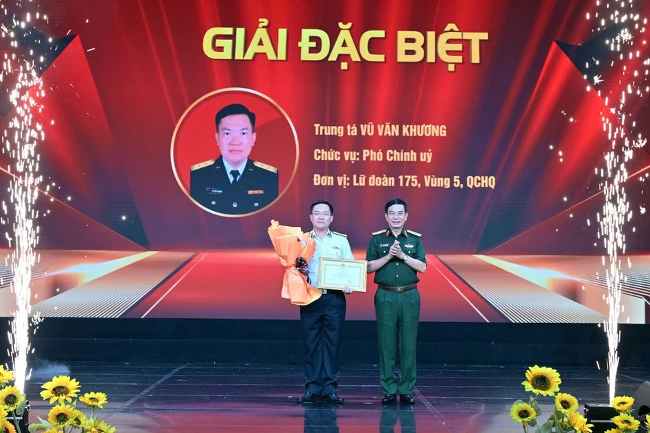 Báo cáo viên giỏi phải là người chiến sĩ mẫu mực, “nói đi đôi với làm” Báo cáo viên giỏi phải là người chiến sĩ mẫu mực, “nói đi đôi với làm”