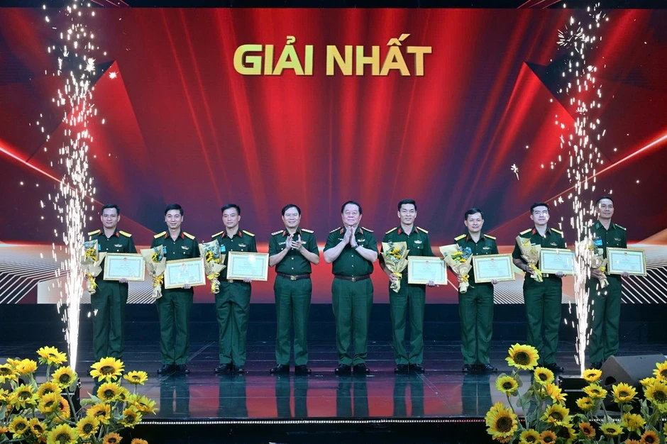 Báo cáo viên giỏi phải là người chiến sĩ mẫu mực, “nói đi đôi với làm” Báo cáo viên giỏi phải là người chiến sĩ mẫu mực, “nói đi đôi với làm”
