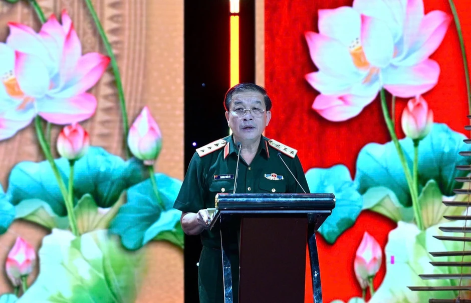Báo cáo viên giỏi phải là người chiến sĩ mẫu mực, “nói đi đôi với làm” Báo cáo viên giỏi phải là người chiến sĩ mẫu mực, “nói đi đôi với làm”