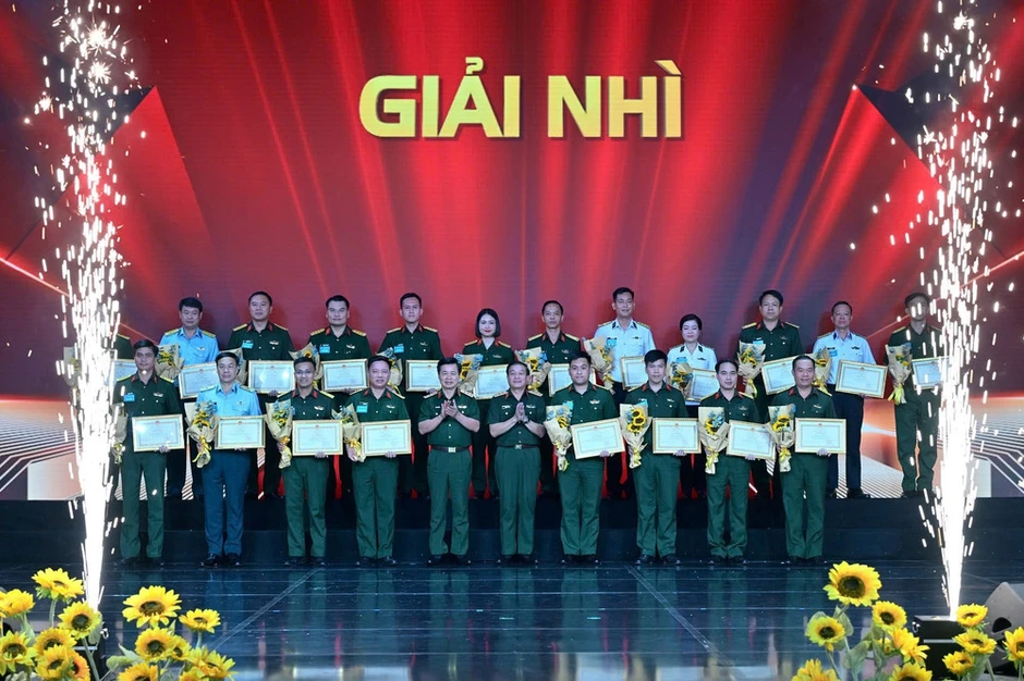 Báo cáo viên giỏi phải là người chiến sĩ mẫu mực, “nói đi đôi với làm” Báo cáo viên giỏi phải là người chiến sĩ mẫu mực, “nói đi đôi với làm”