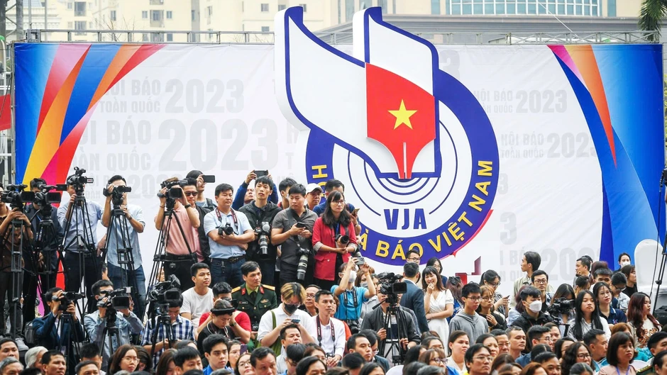 Báo chí cách mạng cần giữ vững dòng thông tin chủ lưu trong kỷ nguyên số Báo chí cách mạng cần giữ vững dòng thông tin chủ lưu trong kỷ nguyên số