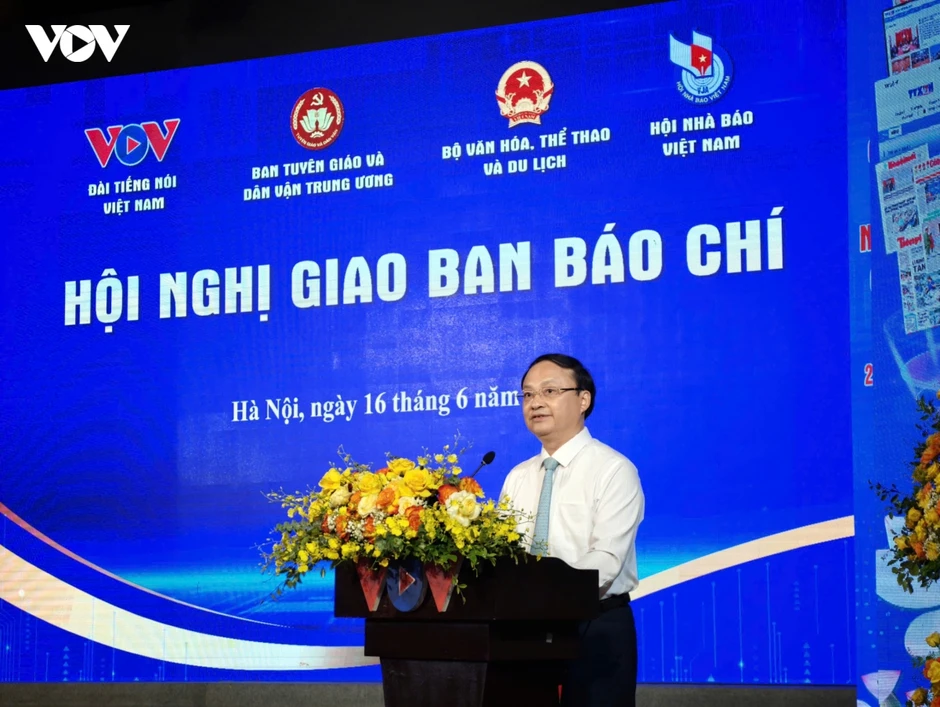 Báo chí cần chuyển từ cơ quan thông tin sang dẫn dắt thông tin, tham gia kiến tạo Báo chí cần chuyển từ cơ quan thông tin sang dẫn dắt thông tin, tham gia kiến tạo