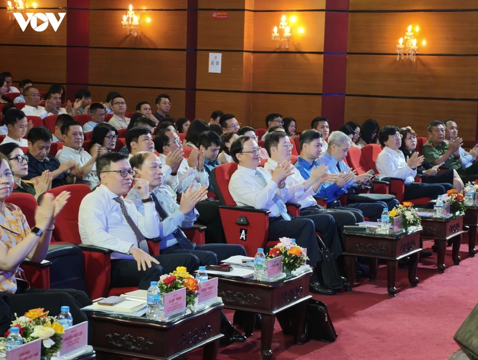 Báo chí cần chuyển từ cơ quan thông tin sang dẫn dắt thông tin, tham gia kiến tạo Báo chí cần chuyển từ cơ quan thông tin sang dẫn dắt thông tin, tham gia kiến tạo