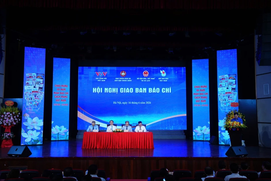 Báo chí cần chuyển từ cơ quan thông tin sang dẫn dắt thông tin, tham gia kiến tạo Báo chí cần chuyển từ cơ quan thông tin sang dẫn dắt thông tin, tham gia kiến tạo