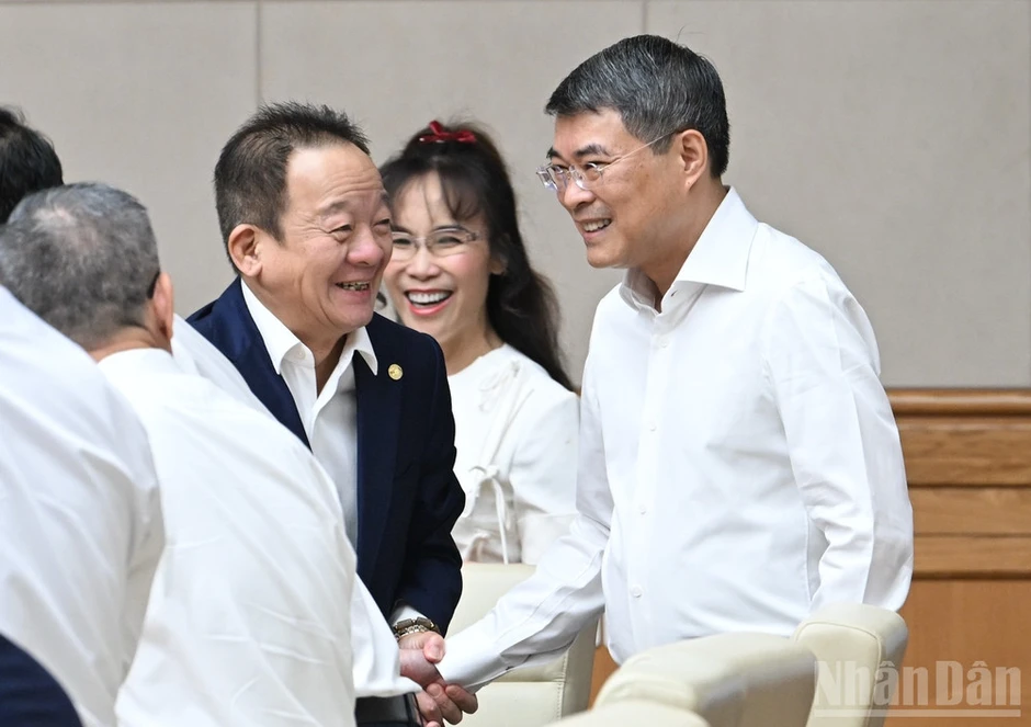 Bảo đảm hệ thống ngân hàng an toàn, lành mạnh, minh bạch, hiệu quả, vận hành theo nguyên tắc thị trường Bảo đảm hệ thống ngân hàng an toàn, lành mạnh, minh bạch, hiệu quả, vận hành theo nguyên tắc thị trường