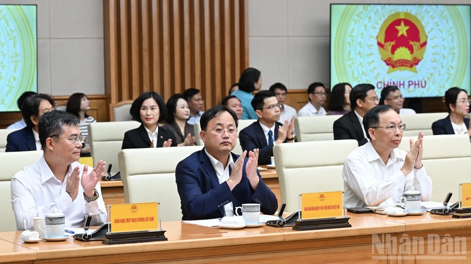 Bảo đảm hệ thống ngân hàng an toàn, lành mạnh, minh bạch, hiệu quả, vận hành theo nguyên tắc thị trường Bảo đảm hệ thống ngân hàng an toàn, lành mạnh, minh bạch, hiệu quả, vận hành theo nguyên tắc thị trường