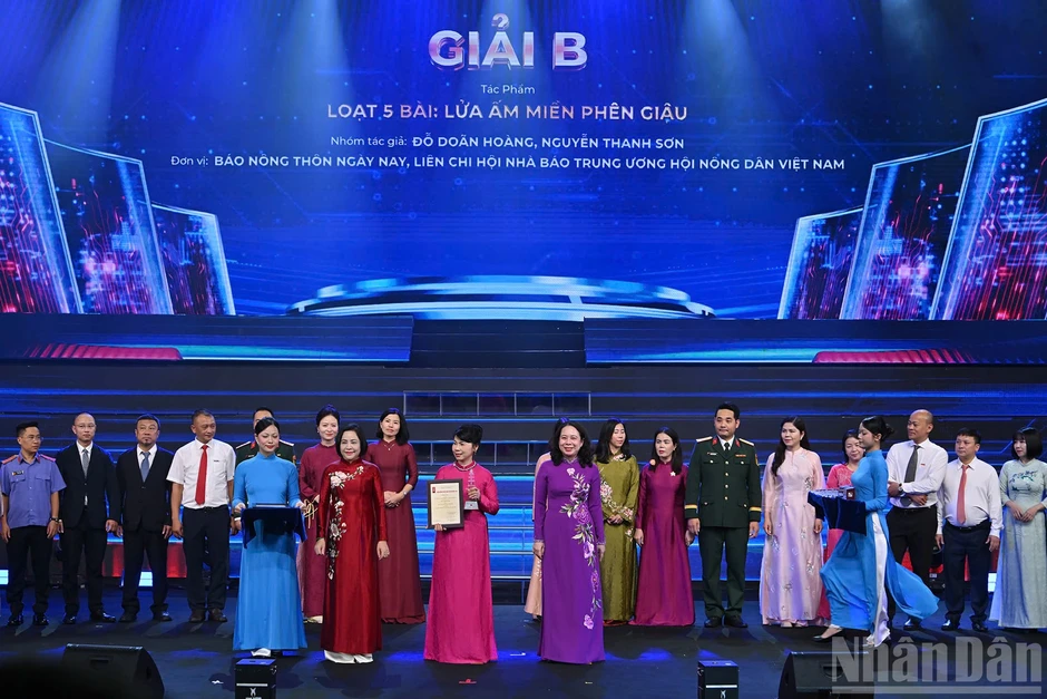 Báo Nhân Dân đoạt 2 giải A, 3 giải B và 2 giải C tại Giải Báo chí Quốc gia lần thứ XX Báo Nhân Dân đoạt 2 giải A, 3 giải B và 2 giải C tại Giải Báo chí Quốc gia lần thứ XX