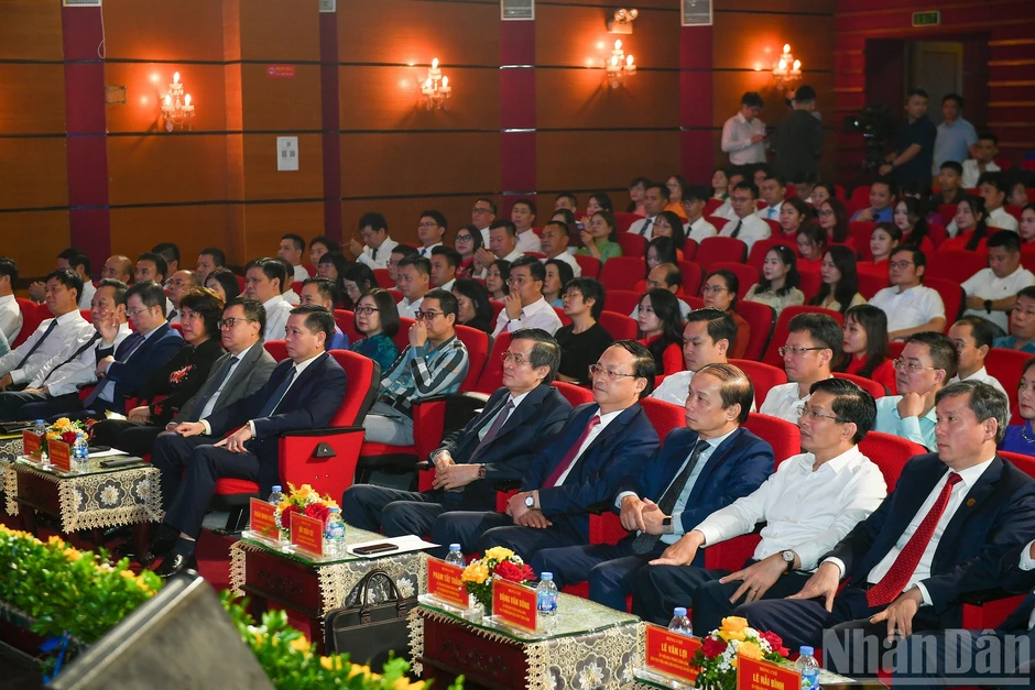 Báo Nhân Dân đoạt 3 giải thưởng Cuộc thi chính luận về bảo vệ nền tảng tư tưởng của Đảng Báo Nhân Dân đoạt 3 giải thưởng Cuộc thi chính luận về bảo vệ nền tảng tư tưởng của Đảng