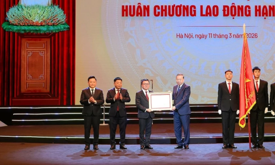 Báo Nhân Dân đón nhận Huân chương Lao động hạng nhất Báo Nhân Dân đón nhận Huân chương Lao động hạng nhất