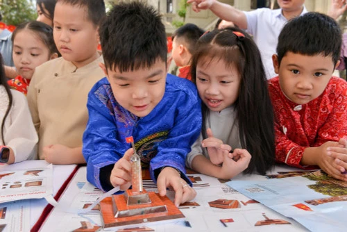 Báo Nhân Dân từ ngọn cờ tư tưởng đến vai trò định hướng chính luận xã hội Báo Nhân Dân từ ngọn cờ tư tưởng đến vai trò định hướng chính luận xã hội