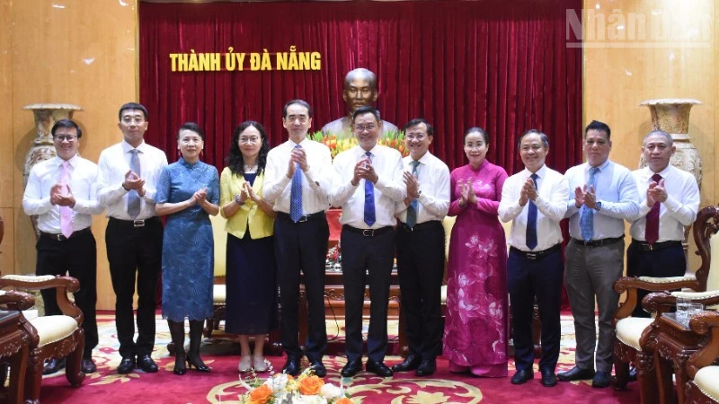 Bí thư Thành ủy Đà Nẵng tiếp đồng chí Hà Vĩ, Đại sứ Đặc mệnh toàn quyền Trung Quốc tại Việt Nam Bí thư Thành ủy Đà Nẵng tiếp đồng chí Hà Vĩ, Đại sứ Đặc mệnh toàn quyền Trung Quốc tại Việt Nam