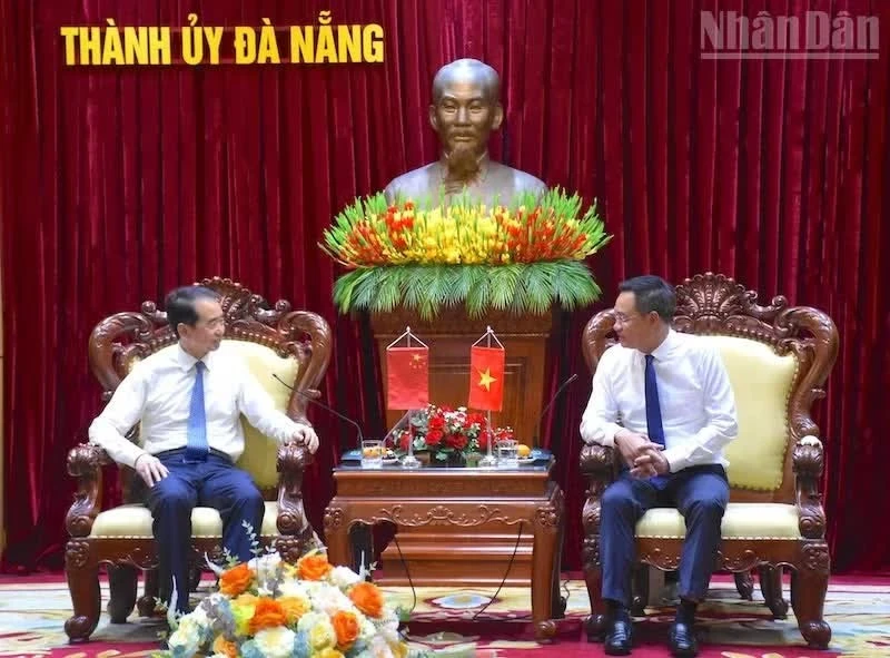 Bí thư Thành ủy Đà Nẵng tiếp đồng chí Hà Vĩ, Đại sứ Đặc mệnh toàn quyền Trung Quốc tại Việt Nam Bí thư Thành ủy Đà Nẵng tiếp đồng chí Hà Vĩ, Đại sứ Đặc mệnh toàn quyền Trung Quốc tại Việt Nam