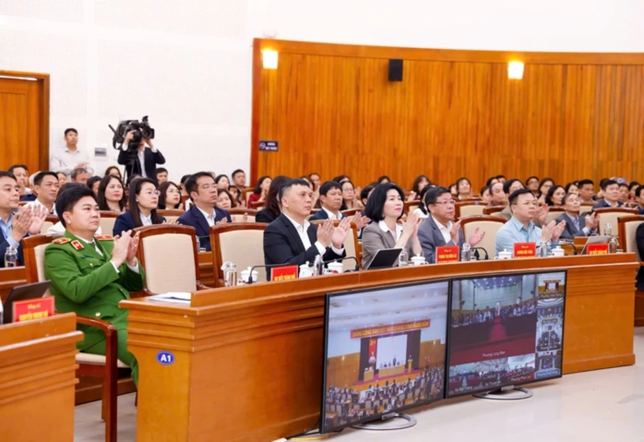 Bí thư Thành ủy Hà Nội: Kiểm soát giá nhà, biến thủ đô thành nơi đáng sống, đáng đến Bí thư Thành ủy Hà Nội: Kiểm soát giá nhà, biến thủ đô thành nơi đáng sống, đáng đến