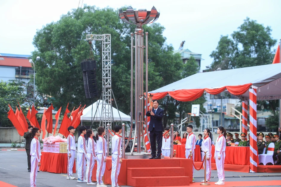 Bí thư Thành ủy Hà Nội Nguyễn Duy Ngọc tiễn đưa thanh niên lên đường nhập ngũ