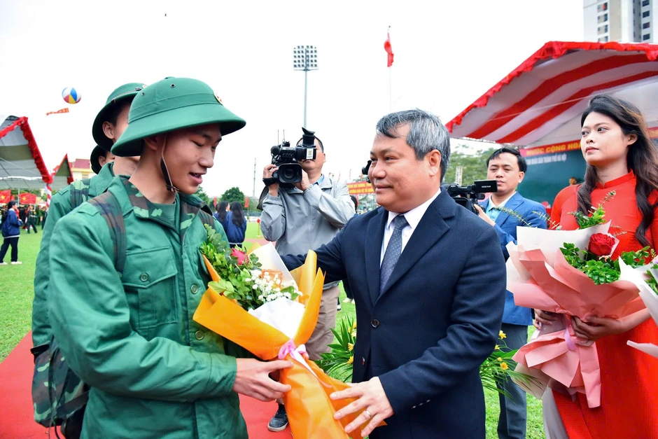Bí thư Thành ủy Hà Nội Nguyễn Duy Ngọc tiễn đưa thanh niên lên đường nhập ngũ