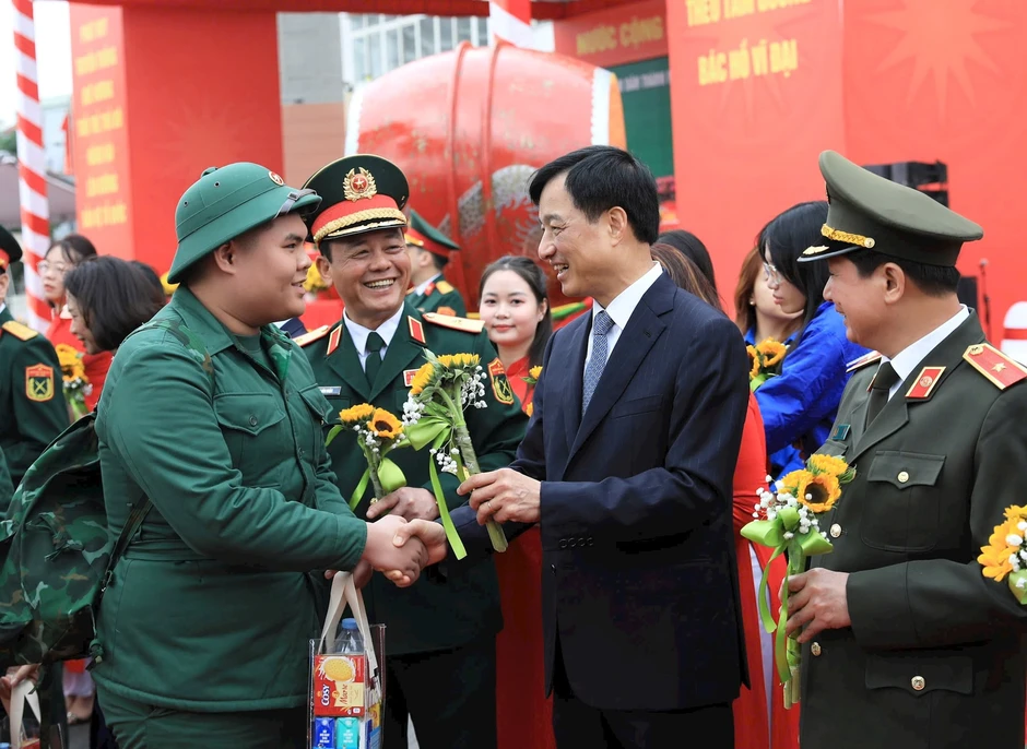 Bí thư Thành ủy Hà Nội Nguyễn Duy Ngọc tiễn đưa thanh niên lên đường nhập ngũ