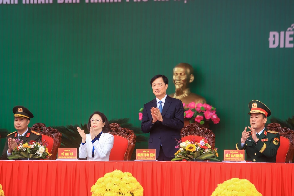 Bí thư Thành ủy Hà Nội Nguyễn Duy Ngọc tiễn đưa thanh niên lên đường nhập ngũ