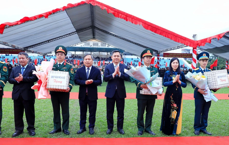 Bí thư Thành ủy Hà Nội Nguyễn Duy Ngọc tiễn đưa thanh niên lên đường nhập ngũ