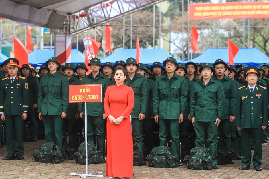 Bí thư Thành ủy Hà Nội Nguyễn Duy Ngọc tiễn đưa thanh niên lên đường nhập ngũ