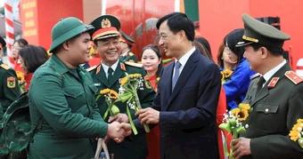 Bí thư Thành ủy Hà Nội Nguyễn Duy Ngọc tiễn đưa thanh niên lên đường nhập ngũ