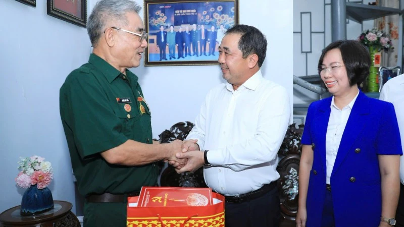 Bí thư Thành ủy Hà Nội thăm, tặng quà các thương binh tiêu biểu Bí thư Thành ủy Hà Nội thăm, tặng quà các thương binh tiêu biểu