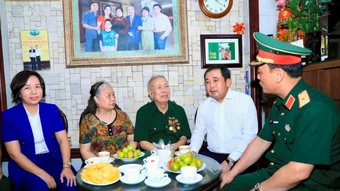 Bí thư Thành ủy Hà Nội thăm, tặng quà các thương binh tiêu biểu