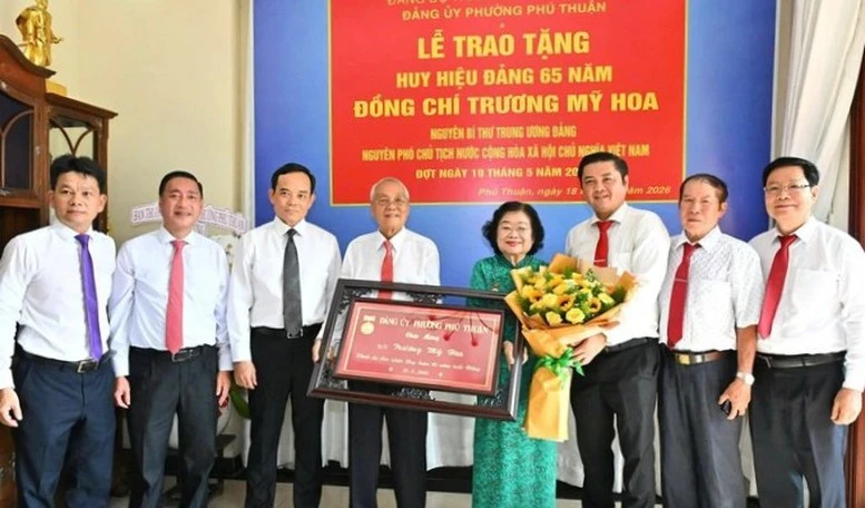 Bí thư Thành ủy TP Hồ Chí Minh trao Huy hiệu 65 năm tuổi Đảng cho nguyên Phó Chủ tịch nước Trương Mỹ Hoa Bí thư Thành ủy TP Hồ Chí Minh trao Huy hiệu 65 năm tuổi Đảng cho nguyên Phó Chủ tịch nước Trương Mỹ Hoa