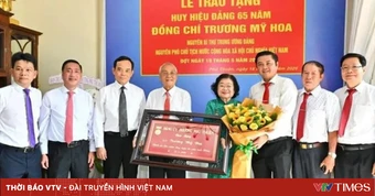 Bí thư Thành ủy TP Hồ Chí Minh trao Huy hiệu 65 năm tuổi Đảng cho nguyên Phó Chủ tịch nước Trương Mỹ Hoa