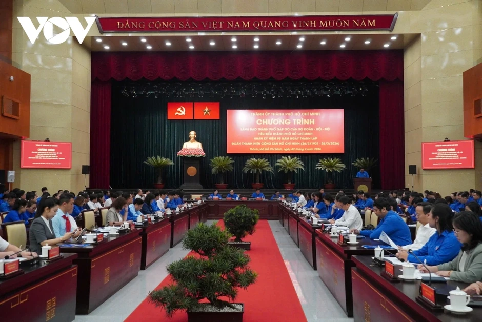 Bí thư Thành uỷ TP.HCM đàn hát trong buổi gặp gỡ với thanh niên Bí thư Thành uỷ TP.HCM đàn hát trong buổi gặp gỡ với thanh niên