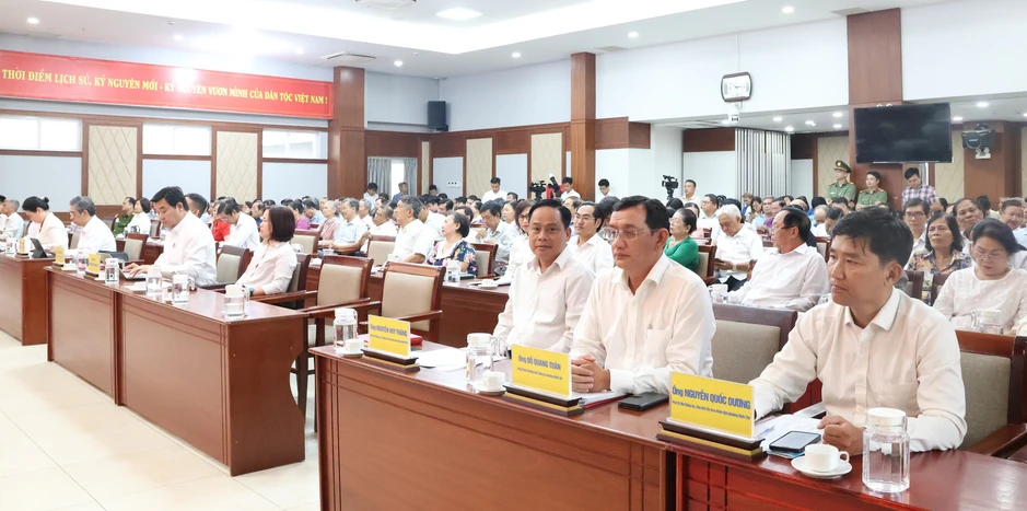 Bí thư Thành ủy TPHCM tiếp xúc cử tri 3 phường: Bình Tiên, Bình Tây và Bình Phú Bí thư Thành ủy TPHCM tiếp xúc cử tri 3 phường: Bình Tiên, Bình Tây và Bình Phú