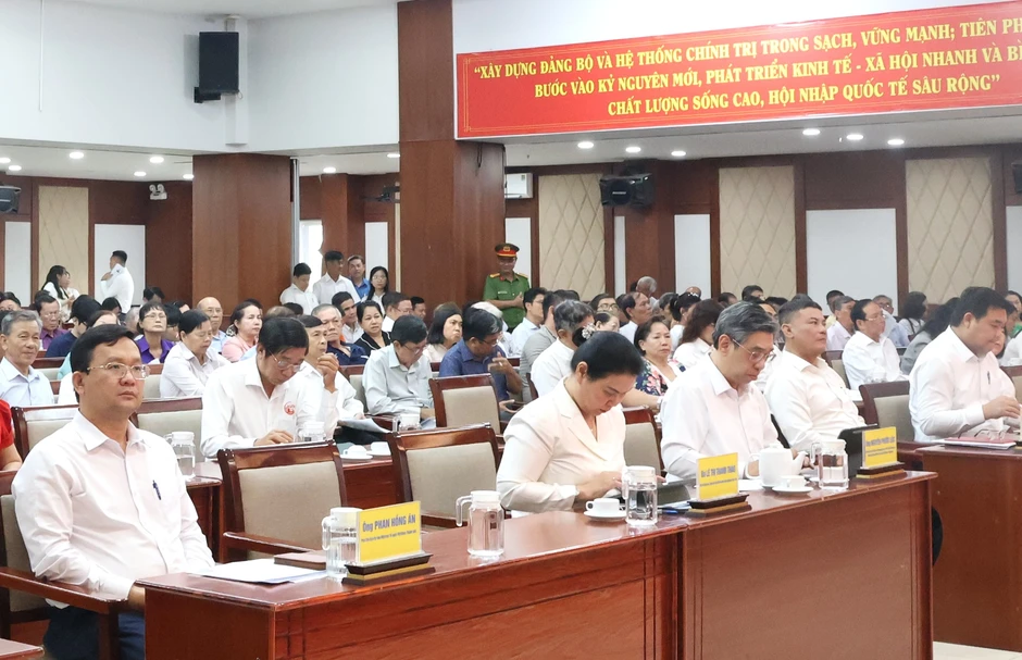 Bí thư Thành ủy TPHCM tiếp xúc cử tri 3 phường: Bình Tiên, Bình Tây và Bình Phú Bí thư Thành ủy TPHCM tiếp xúc cử tri 3 phường: Bình Tiên, Bình Tây và Bình Phú