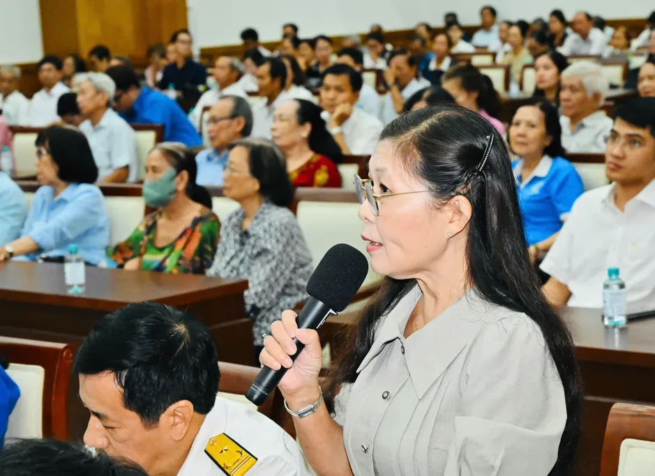Bí thư Thành ủy TPHCM Trần Lưu Quang cùng các đại biểu Quốc hội tiếp xúc cử tri Bí thư Thành ủy TPHCM Trần Lưu Quang cùng các đại biểu Quốc hội tiếp xúc cử tri