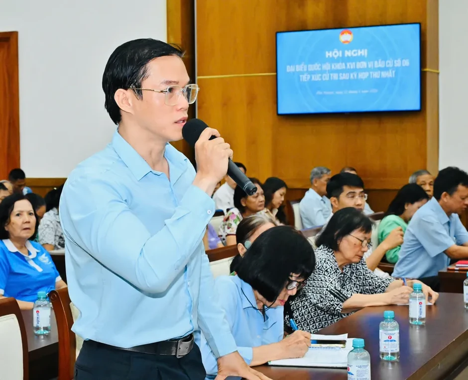 Bí thư Thành ủy TPHCM Trần Lưu Quang cùng các đại biểu Quốc hội tiếp xúc cử tri Bí thư Thành ủy TPHCM Trần Lưu Quang cùng các đại biểu Quốc hội tiếp xúc cử tri