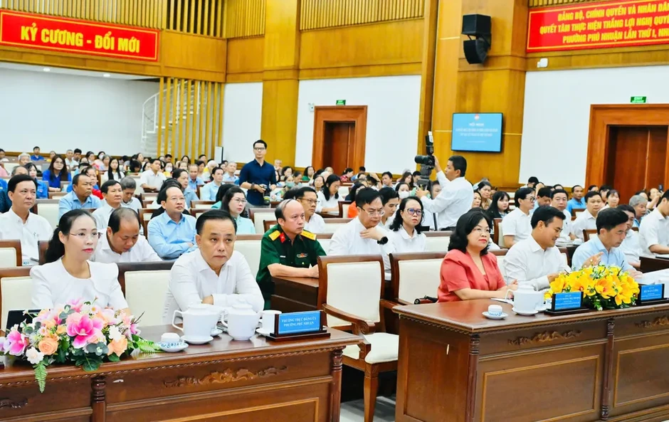 Bí thư Thành ủy TPHCM Trần Lưu Quang cùng các đại biểu Quốc hội tiếp xúc cử tri Bí thư Thành ủy TPHCM Trần Lưu Quang cùng các đại biểu Quốc hội tiếp xúc cử tri
