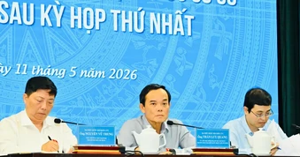 Bí thư Thành ủy TPHCM Trần Lưu Quang cùng các đại biểu Quốc hội tiếp xúc cử tri