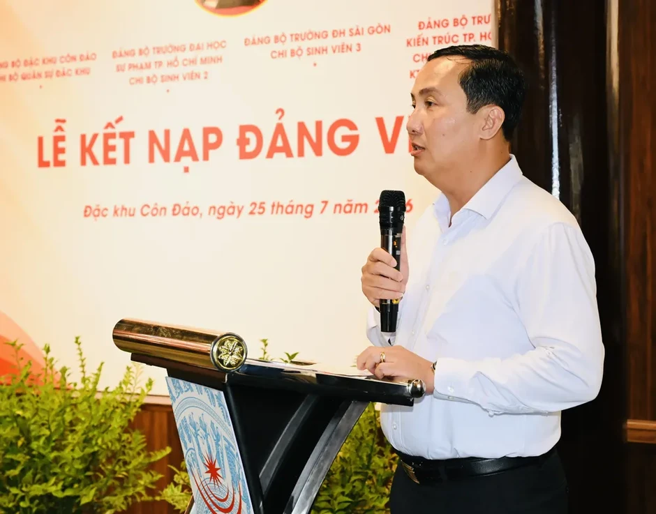Bí thư Thành ủy TPHCM Trần Lưu Quang dự lễ kết nạp Đảng tại Côn Đảo Bí thư Thành ủy TPHCM Trần Lưu Quang dự lễ kết nạp Đảng tại Côn Đảo
