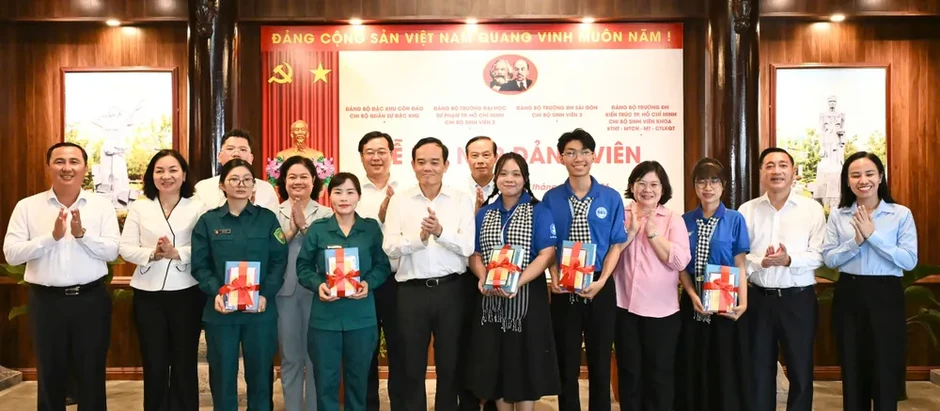 Bí thư Thành ủy TPHCM Trần Lưu Quang dự lễ kết nạp Đảng tại Côn Đảo Bí thư Thành ủy TPHCM Trần Lưu Quang dự lễ kết nạp Đảng tại Côn Đảo