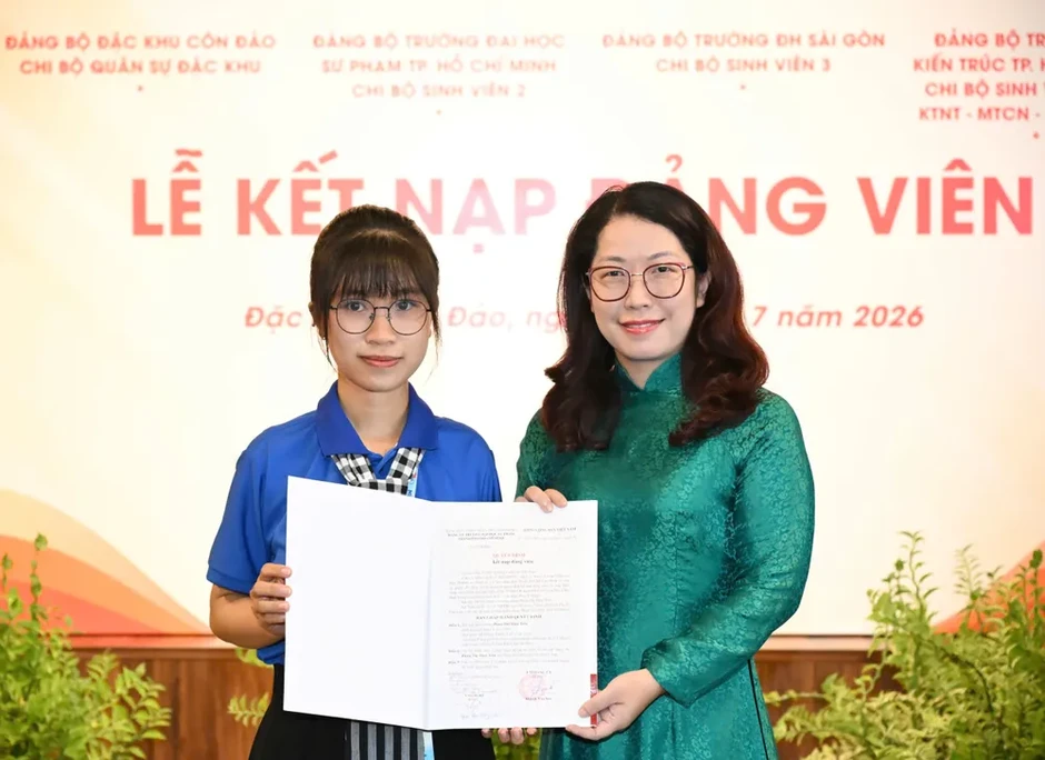 Bí thư Thành ủy TPHCM Trần Lưu Quang dự lễ kết nạp Đảng tại Côn Đảo Bí thư Thành ủy TPHCM Trần Lưu Quang dự lễ kết nạp Đảng tại Côn Đảo