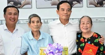 Bí thư Thành ủy TPHCM Trần Lưu Quang thăm gia đình chính sách tại Côn Đảo