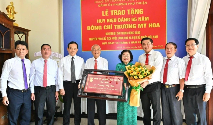 Bí thư Thành ủy TPHCM trao Huy hiệu 65 tuổi Đảng cho nguyên Phó Chủ tịch nước Trương Mỹ Hoa