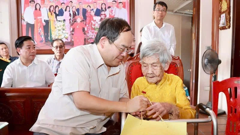 Bí thư Tỉnh ủy Quảng Ninh Quản Minh Cường thăm, tặng quà Mẹ Việt Nam Anh hùng, thương binh, người có công Bí thư Tỉnh ủy Quảng Ninh Quản Minh Cường thăm, tặng quà Mẹ Việt Nam Anh hùng, thương binh, người có công