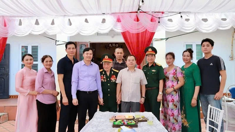 Bí thư Tỉnh ủy Quảng Ninh Quản Minh Cường thăm, tặng quà Mẹ Việt Nam Anh hùng, thương binh, người có công Bí thư Tỉnh ủy Quảng Ninh Quản Minh Cường thăm, tặng quà Mẹ Việt Nam Anh hùng, thương binh, người có công