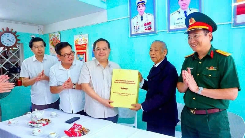 Bí thư Tỉnh ủy Quảng Ninh Quản Minh Cường thăm, tặng quà Mẹ Việt Nam Anh hùng, thương binh, người có công Bí thư Tỉnh ủy Quảng Ninh Quản Minh Cường thăm, tặng quà Mẹ Việt Nam Anh hùng, thương binh, người có công