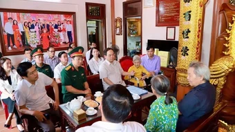 Bí thư Tỉnh ủy Quảng Ninh Quản Minh Cường thăm, tặng quà Mẹ Việt Nam Anh hùng, thương binh, người có công