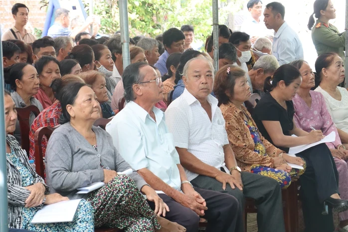 Bí thư Tỉnh uỷ Vĩnh Long đối thoại với người dân về việc cấp phép khai thác 2 mỏ cát Bí thư Tỉnh uỷ Vĩnh Long đối thoại với người dân về việc cấp phép khai thác 2 mỏ cát